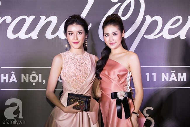 Sau ồn ào đá xéo trên mạng xã hội, Tú Anh - Huyền My gượng gạo chụp hình chung - Ảnh 3.