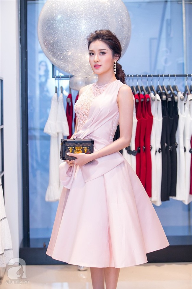 Sau ồn ào đá xéo trên mạng xã hội, Tú Anh - Huyền My gượng gạo chụp hình chung - Ảnh 7.