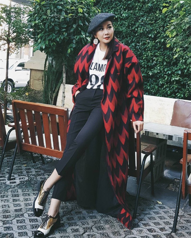 Street style tuần này: Angela Phương Trinh diện váy ôm già chát, Kỳ Duyên nổi bật vì dát hàng hiệu từ đầu tới chân - Ảnh 1.