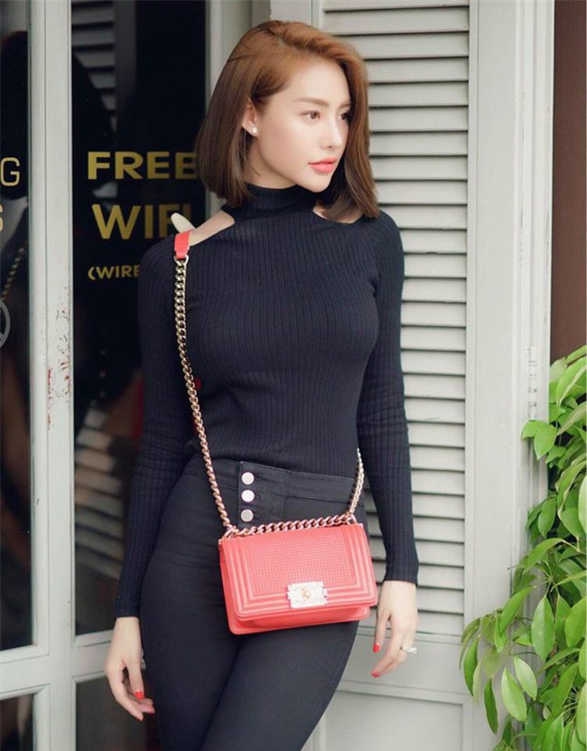 Street style tuần này: Angela Phương Trinh diện váy ôm già chát, Kỳ Duyên nổi bật vì dát hàng hiệu từ đầu tới chân - Ảnh 12.