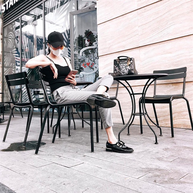 Street style tuần này: Angela Phương Trinh diện váy ôm già chát, Kỳ Duyên nổi bật vì dát hàng hiệu từ đầu tới chân - Ảnh 5.