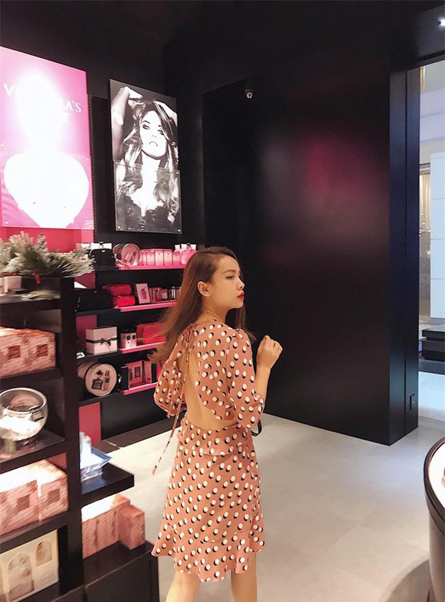 Street style tuần này: Angela Phương Trinh diện váy ôm già chát, Kỳ Duyên nổi bật vì dát hàng hiệu từ đầu tới chân - Ảnh 8.