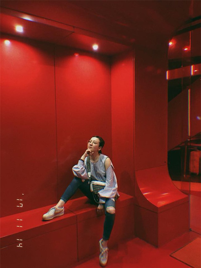 Street style tuần này: Angela Phương Trinh diện váy ôm già chát, Kỳ Duyên nổi bật vì dát hàng hiệu từ đầu tới chân - Ảnh 9.