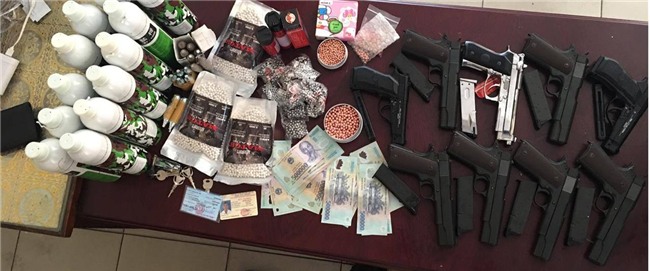 Ông trùm 9x buôn vũ khí trên mạng, mang vali hàng nóng giao dịch ngay giữa Sài Gòn - Ảnh 2.