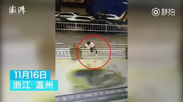 Ngã lộn cổ lúc cố vượt rào chắn đường, cô gái trẻ xấu hổ muốn độn thổ vì bị kẹt đầu giữa 2 song sắt - Ảnh 2.