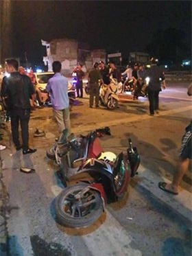 Hải Phòng: Xe điên đâm hàng loạt xe máy dừng đèn đỏ khiến nhiều người nhập viện - Ảnh 3.