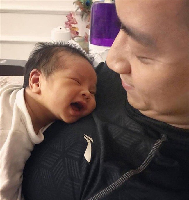 Sau 17 ngày ở cữ, ‘hot mom’ Hằng Túi khoe dáng đẹp eo thon khi xuống phố-5