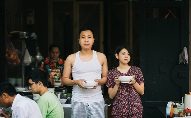 Chẳng ai như cặp đôi này, đi ăn sáng tiện thể chụp ảnh cưới vậy mà vẫn hút cả nghìn like