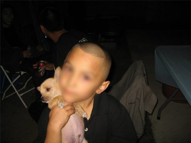 Nước Mỹ phẫn nộ vụ việc bé trai 8 tuổi bị mẹ và gã bạn trai tra tấn tới chết vì nghi là đồng tính - Ảnh 1.