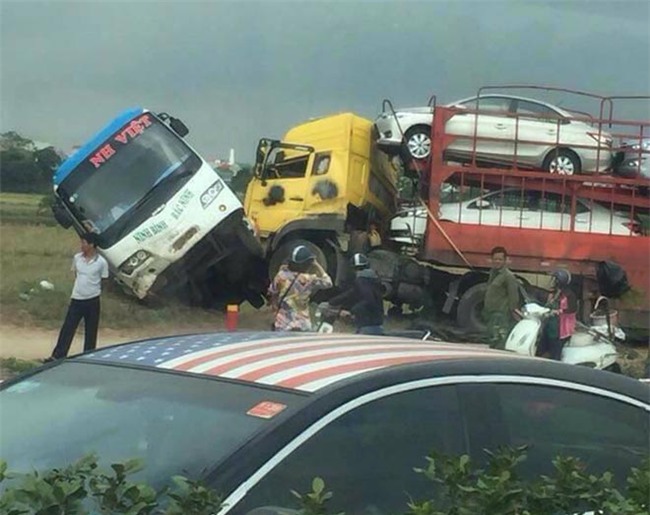 xe tai huc nghieng xe khach, hanh khach la het trong hoang loan - 1