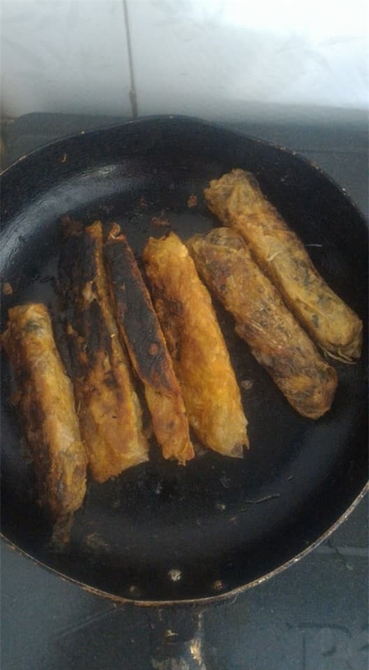 Cặp mẹ đẻ - con gái vụng nhất quả đất: Con gái rán cá nát, mẹ rán nem đen xì