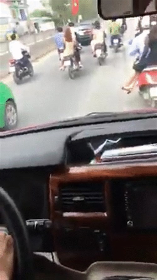 Dàn hàng ngang, lạng lách đánh võng khi đi rước dâu, nhóm nam nữ bị phạt 6 triệu đồng - Ảnh 1.