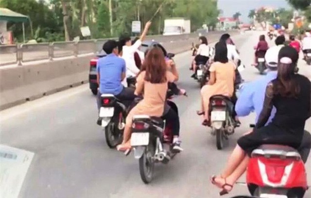 Dàn hàng ngang, lạng lách đánh võng khi đi rước dâu, nhóm nam nữ bị phạt 6 triệu đồng - Ảnh 2.