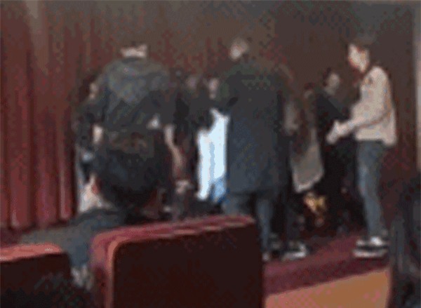 Hành hạ trẻ mẫu giáo, giáo viên bị phụ huynh đáp trả bằng luật rừng - Ảnh 3.