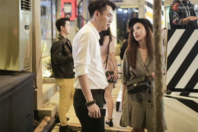 Không hiểu sao, cứ xuất hiện cùng người tình tin đồn là Midu lại bị soi về phong cách - Ảnh 1.