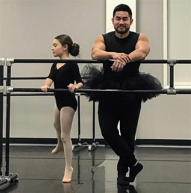 Ông bố cơ bắp gốc Việt trở thành “nam thần” của các mẹ khi mặc váy xòe múa ballet cùng con gái - Ảnh 1.