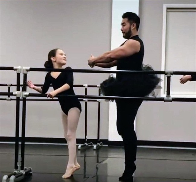 Ông bố cơ bắp gốc Việt trở thành “nam thần” của các mẹ khi mặc váy xòe múa ballet cùng con gái - Ảnh 3.
