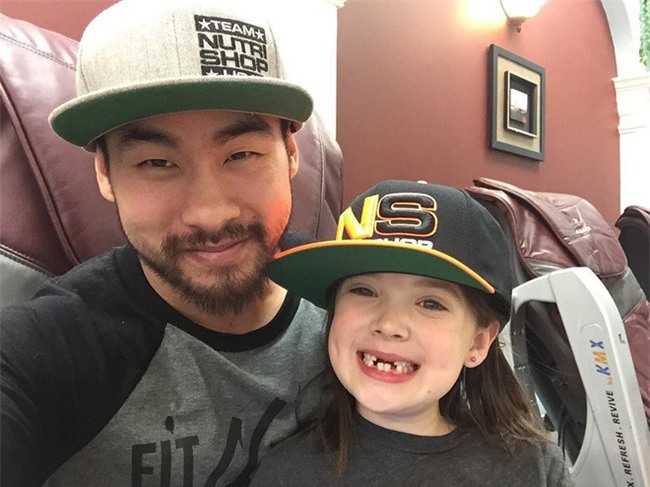 Ông bố cơ bắp gốc Việt trở thành “nam thần” của các mẹ khi mặc váy xòe múa ballet cùng con gái - Ảnh 5.