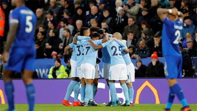 Các cầu thủ Man City ăn mừng bàn thắng của De Bruyne