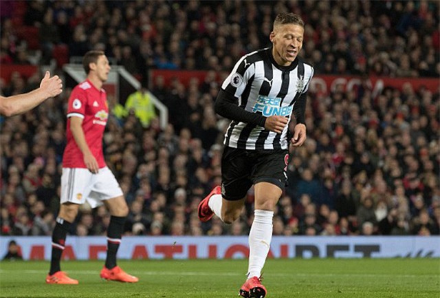 Gayle mở tỷ số từ khá sớm cho Newcastle