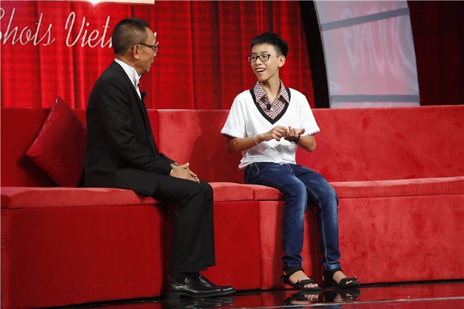 Cậu bé dùng hai bán cầu não để làm một lúc 2 việc khiến MC Lại Văn Sâm thán phục-1