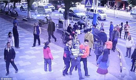 Tình cờ gặp lại con trai bị bắt cóc, cha lao vào giải cứu - Ảnh 3.