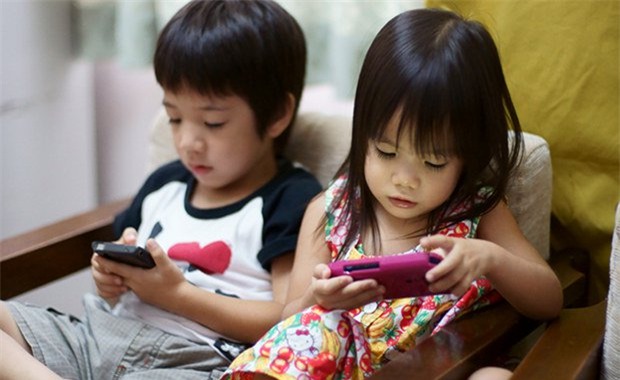 Cách đơn giản để lấy điện thoại khỏi tay con đang chơi mà trẻ không nổi trận lôi đình - Ảnh 2.