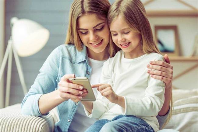 Cách đơn giản để lấy điện thoại khỏi tay con đang chơi mà trẻ không nổi trận lôi đình - Ảnh 3.