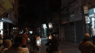Hà Nội: Người dân hoảng loạn chứng kiến chiếc xe ô tô lao thẳng vào nhà hàng xóm - Ảnh 1.