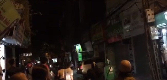 Hà Nội: Người dân hoảng loạn chứng kiến chiếc xe ô tô lao thẳng vào nhà hàng xóm - Ảnh 4.