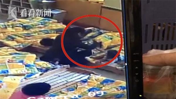 Nhân viên vệ sinh trường mầm non quấn băng dính vào miệng trẻ, cô hiệu trưởng giải thích đó chỉ là trò đùa - Ảnh 1.