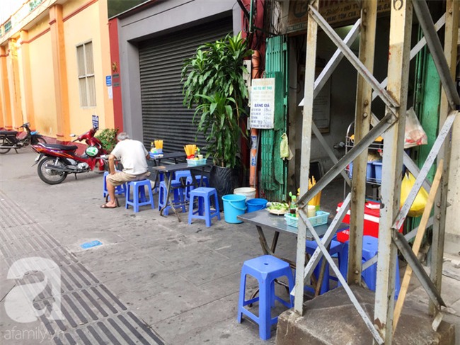 Tiệm hủ tiếu 70 tuổi mà vẫn Thanh Xuân, thôi miên người Sài Gòn bằng hương vị bí truyền - Ảnh 3.