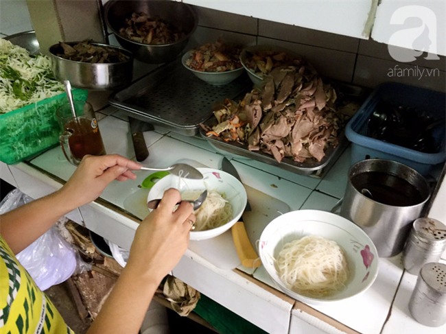 Tiệm hủ tiếu 70 tuổi mà vẫn Thanh Xuân, thôi miên người Sài Gòn bằng hương vị bí truyền - Ảnh 4.