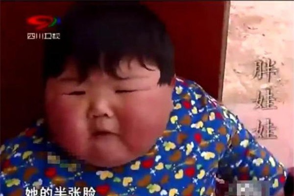 me chieu chuong cho an uong thoai mai, be 2 tuoi co can nang "khung" gan 40kg, chan bien dang - 4