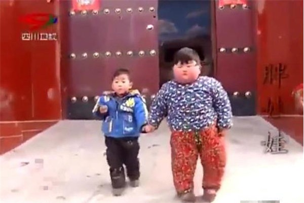 me chieu chuong cho an uong thoai mai, be 2 tuoi co can nang "khung" gan 40kg, chan bien dang - 1