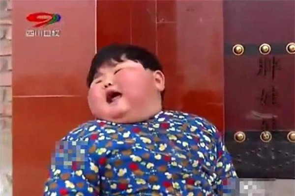 me chieu chuong cho an uong thoai mai, be 2 tuoi co can nang "khung" gan 40kg, chan bien dang - 2