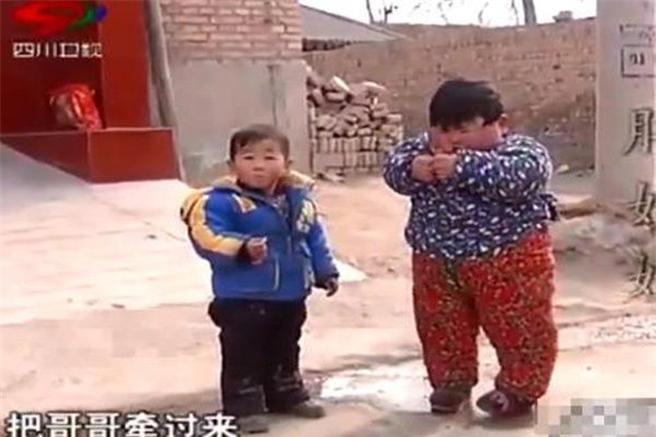 me chieu chuong cho an uong thoai mai, be 2 tuoi co can nang "khung" gan 40kg, chan bien dang - 3