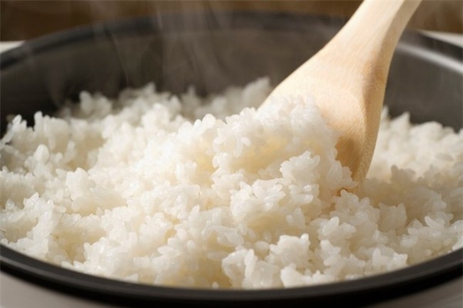 Vài phụ nữ khi nấu cơm sẽ cắm hành lá vào, lý do bất ngờ vô cùng - Ảnh 2.
