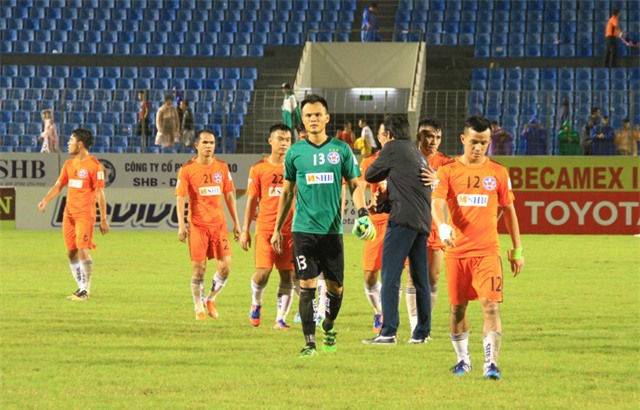 HLV Huỳnh Đức cảm ơn các học trò đã chơi một trận đầy quyết tâm, dù không giành thắng lợi.