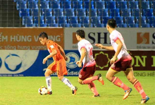 Thái Sung (áo cam) được HLV Huỳnh Đức tung vào sân suốt hiệp một.