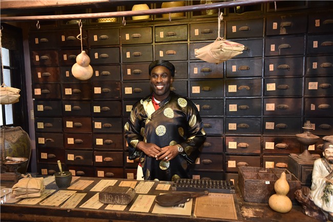 Huyền thoại Arsenal mặc áo dài, đội nón lá tham quan các di tích tại Thành phố Hồ Chí Minh - Ảnh 2.