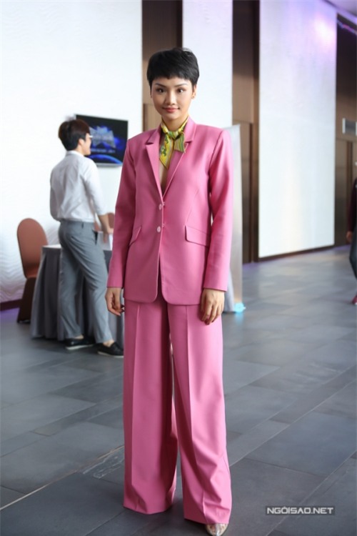 Cùng diện mốt suits không nội y, Minh Tú đẳng cấp vời vợi, Miu Lê hoá ‘bà nội’-3