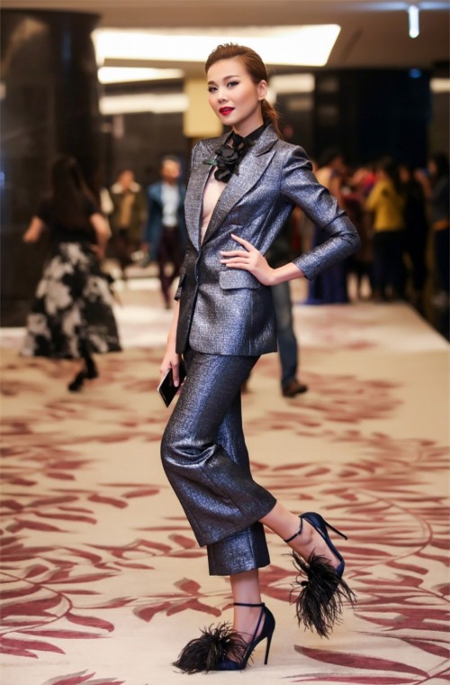 Cùng diện mốt suits không nội y, Minh Tú đẳng cấp vời vợi, Miu Lê hoá ‘bà nội’-4