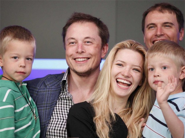 
Sau khi ly dị, tỷ phú trẻ tuổi Elon Musk bắt đầu hẹn hò với nữ diễn viên Talulah Riley.
