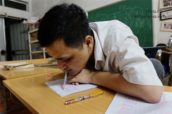 thay giao viet chu bang mieng: "gio day con trai la doi chan, doi tay cua toi" - 1