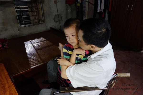 thay giao viet chu bang mieng: "gio day con trai la doi chan, doi tay cua toi" - 4