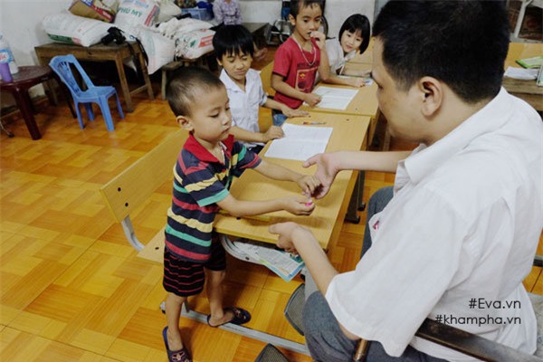 thay giao viet chu bang mieng: "gio day con trai la doi chan, doi tay cua toi" - 6