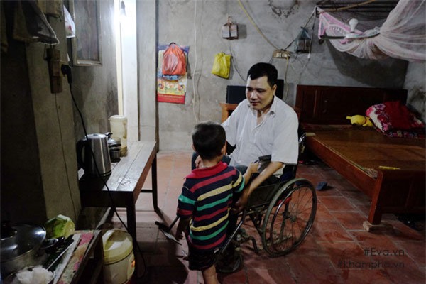 thay giao viet chu bang mieng: "gio day con trai la doi chan, doi tay cua toi" - 7