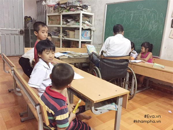 thay giao viet chu bang mieng: "gio day con trai la doi chan, doi tay cua toi" - 8