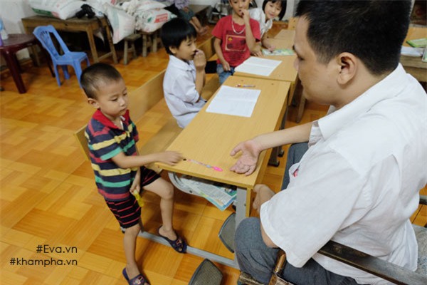 thay giao viet chu bang mieng: "gio day con trai la doi chan, doi tay cua toi" - 2